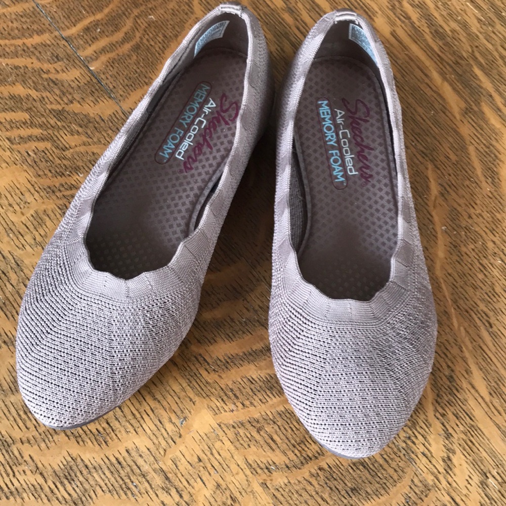 Skechers Women’s Slip-On Knit Flats in Light Taupe. New.